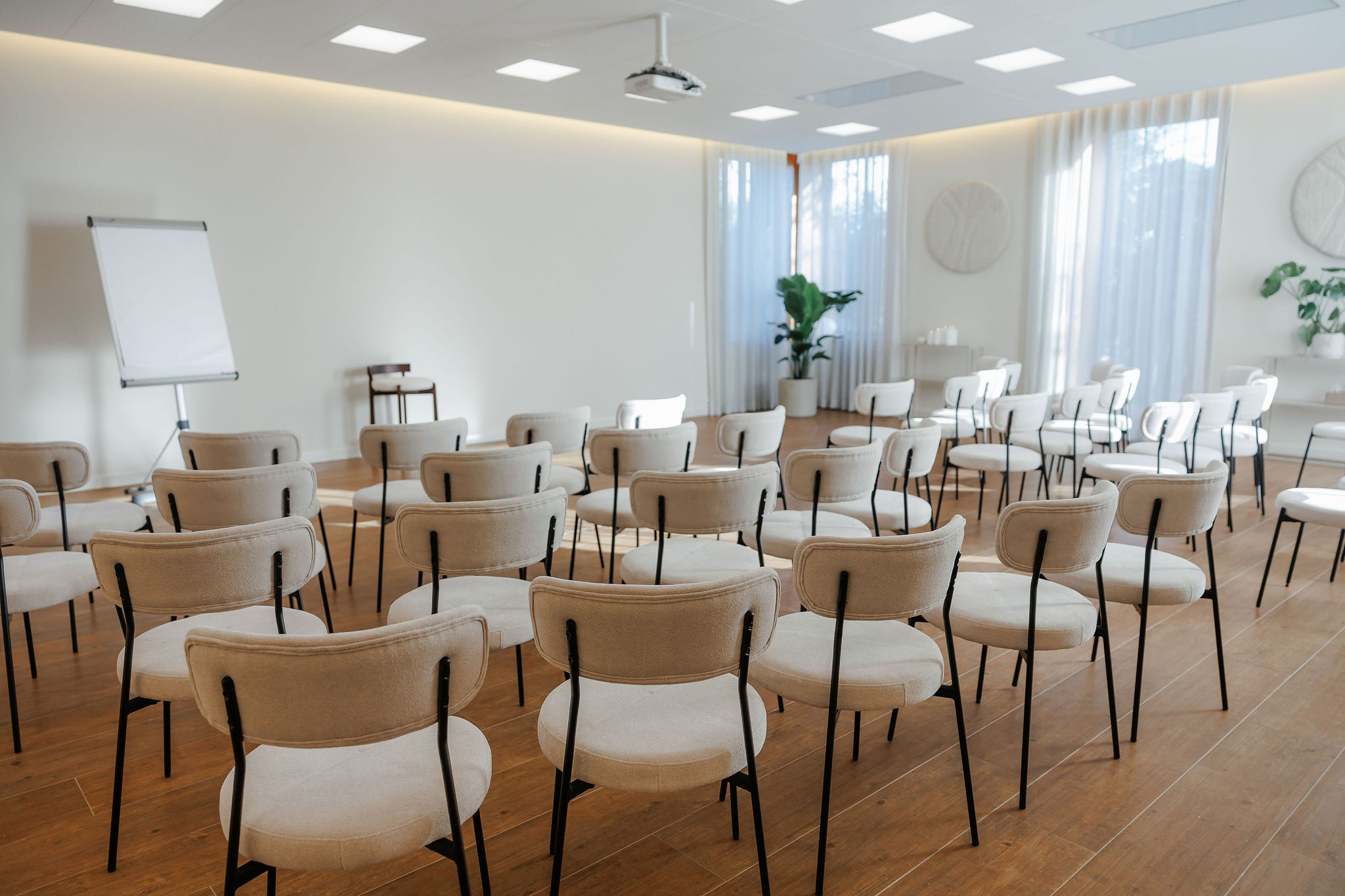 Lichte LifeSkool zaal met stoelenopstelling